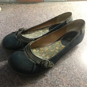 Blue flat shoes